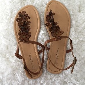 Flat sandals with (faux) leather flowers